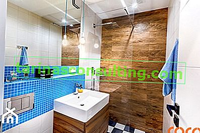 mosaico blu, piastrelle imitazione legno, mobile lavabo in legno, cabina cabina, lampada su cavo