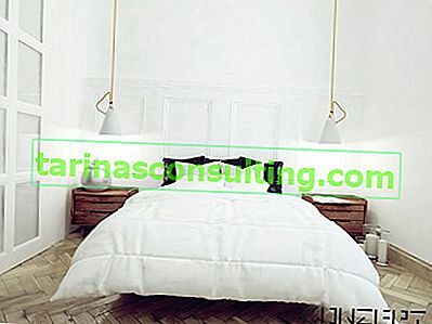 Una camera da letto bianca in stile minimalista