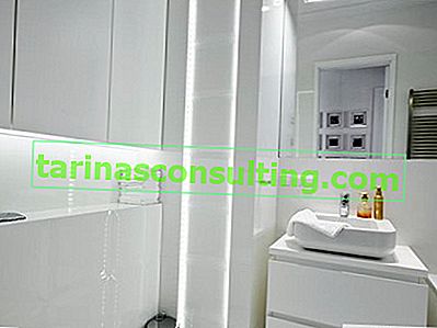 weißes Badezimmer, glänzende Möbel, Spiegel ohne Rahmen