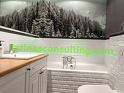 Winterkiefernwaldtapete, weiße Fliesen im Badezimmer, Holzarbeitsplatte im Badezimmer