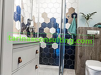 Marineblaues Mosaik im Badezimmer, begehbare Kabine, weißer Badezimmerschrank