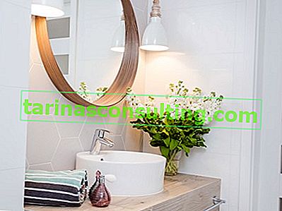 овална мивка, шестоъгълни стенни плочки, кръгло огледало за баня
