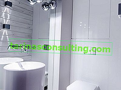 минималистична баня с огледална стена