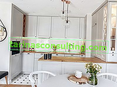 kuchyňský kout v obývacím pokoji s dřevěnými doplňky