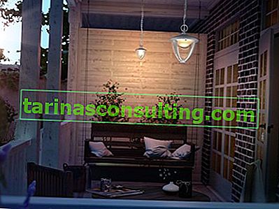 dřevěné lavice a kovová lampa na verandě