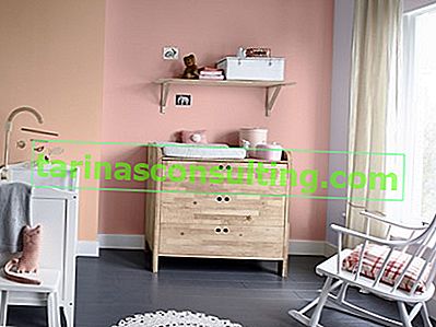 místnost pro novorozené dítě s barevnými stěnami