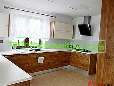 bílé závěsy s dekorativní vodou v kuchyni, dřevěný nábytek, bílá kuchyňská pracovní deska