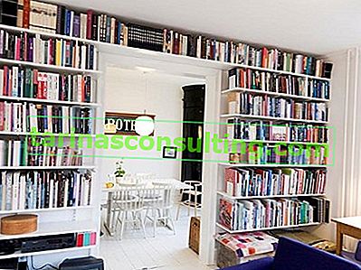 ein Bücherregal im Wohnzimmer, ein Bücherregal für die gesamte Wand