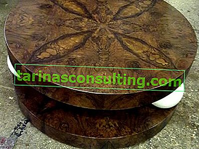 stůl vyrobený z czeczoty, dřevěný stůl