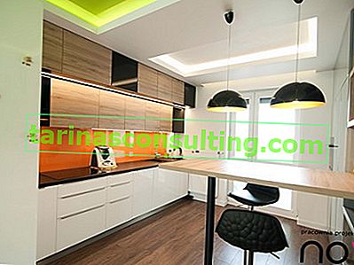 weiß glänzende Küchenmöbel, orange Wand, schwarze Hocker, Holzboden