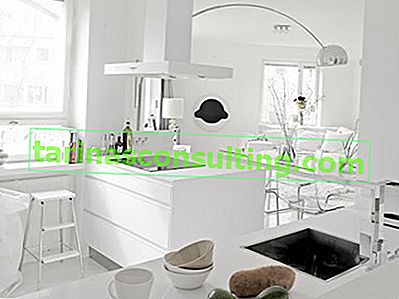 zcela bílá kuchyň v kombinaci s obývacím pokojem