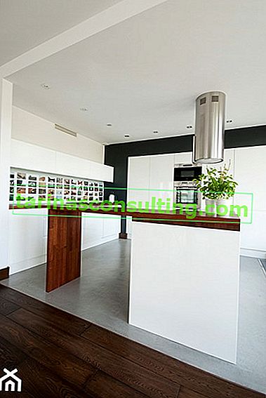 фото галерия в пространството между шкафове в кухнята, бели кухненски мебели, дървен кухненски остров