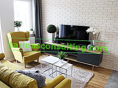 žluté křeslo ve skandinávském obývacím pokoji