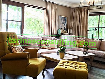 klassische Lounge mit einem gesteppten gelben Sessel