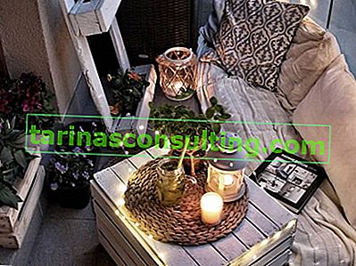 Idilična ureditev, to je pohištvo iz palet in udoben mini kavč - ta skandinavska ureditev majhnega balkona očara s svojim udobnim ...