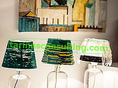 zelené stolní lampy s prázdnými lahvemi
