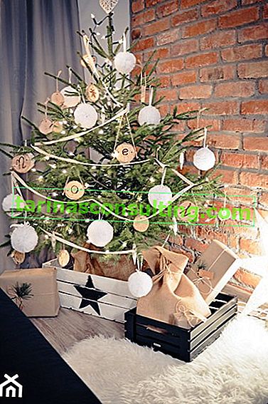 Weihnachtsbaum mit DIY-Ornamenten verziert