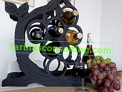 dekorativní stojan na víno