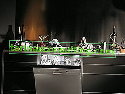 сребърна съдомиялна машина във футуристична кухня