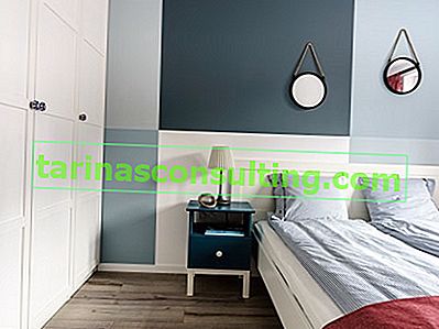 bílá skříň v ložnici, čtverce v odstínech modré na zdi, pruhované prádlo, dřevěná podlaha