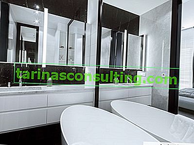 koupelnové zrcadlo s prosvětlenými bočnicemi, černá stěna v koupelně, volně stojící vana