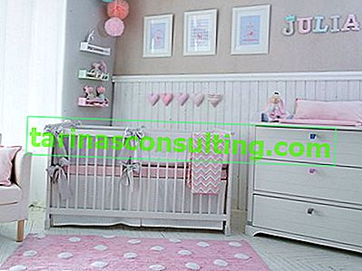 pastelové dřevěné obložení v dětském pokoji