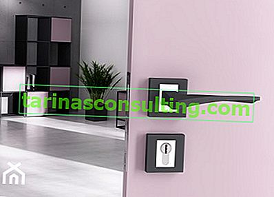 rosa Tür mit schwarzem Griff