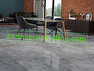 šedé lesklé dlaždice na podlaze v obývacím pokoji
