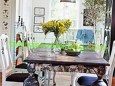 Модерна фермерска маса - Старата селска маса е абсолютно задължителна в трапезарията или кухнята в модерен стил на селска къща ...