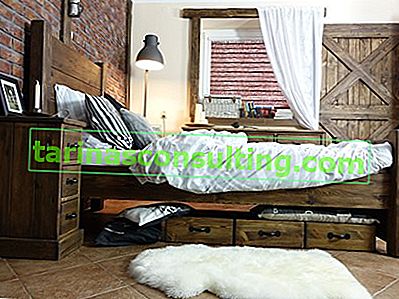 una camera da letto moderna con un tocco rustico